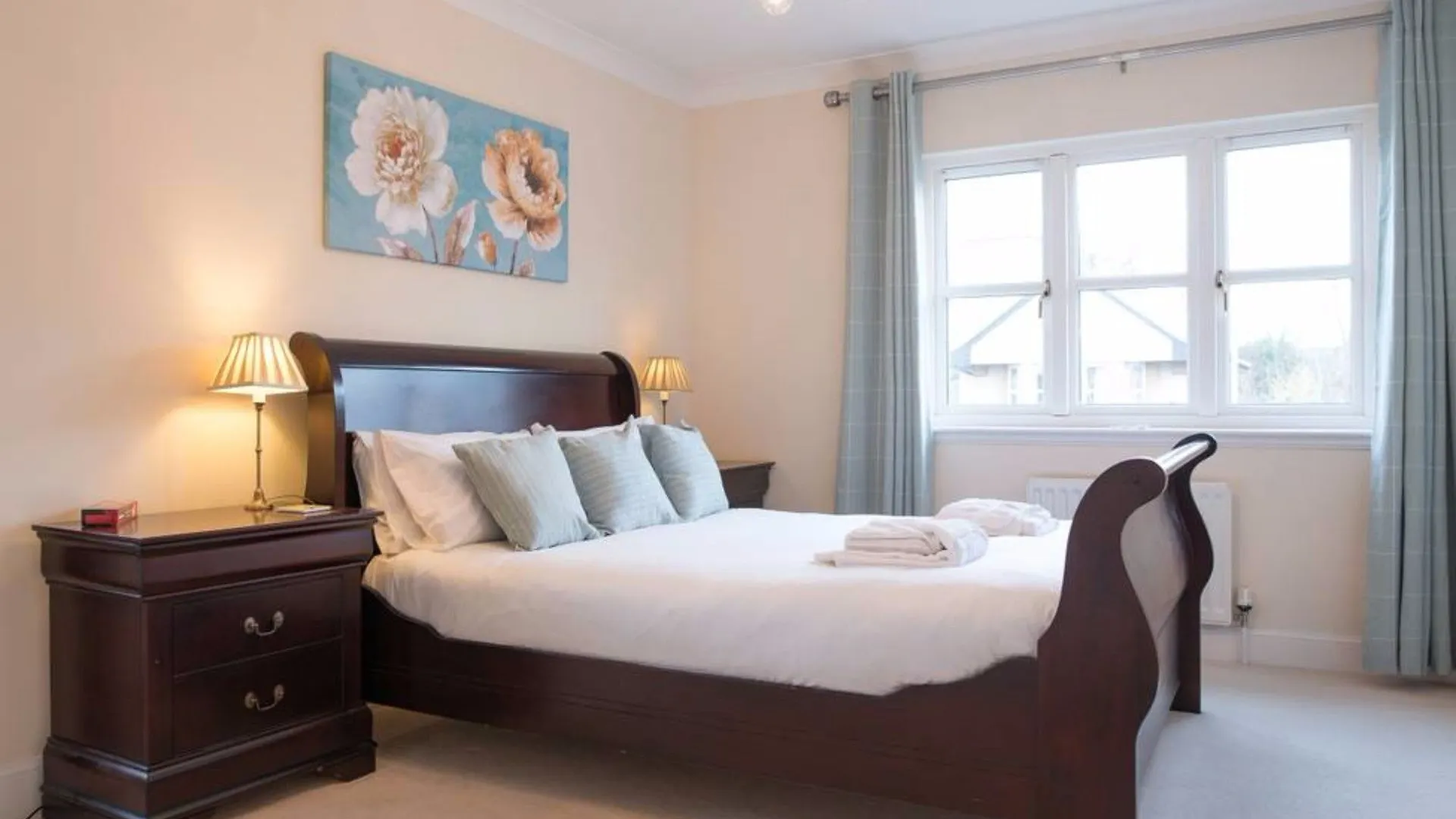 5 Bedroom House With Free Parking location