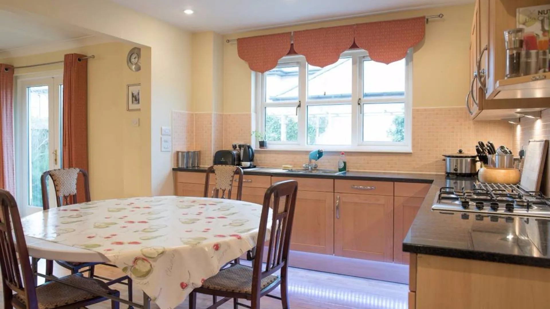 5 Bedroom House With Free Parking Edinburgh